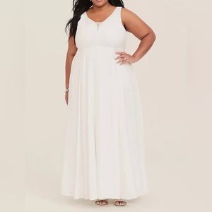 Torrid wedding dress. Size 20. Ivory Long. Sweetheart neckline. Tie back. New.